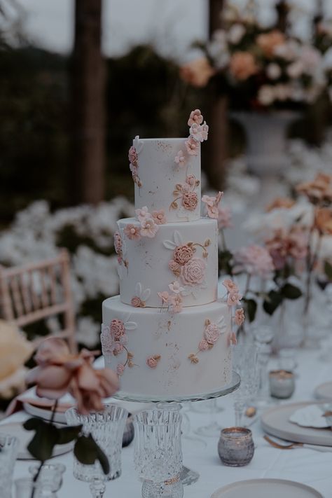 Simple Wedding Cake With Pink Flowers, Pastel Pink And Gold Wedding, Pink Wedding Cake Aesthetic, White Pink And Gold Wedding Decor, White And Pastel Pink Wedding, Wedding Cakes Pink Flowers, Pink Aesthetic Wedding Theme, Pink White And Gold Wedding Cake, Wedding Cakes Pink And White