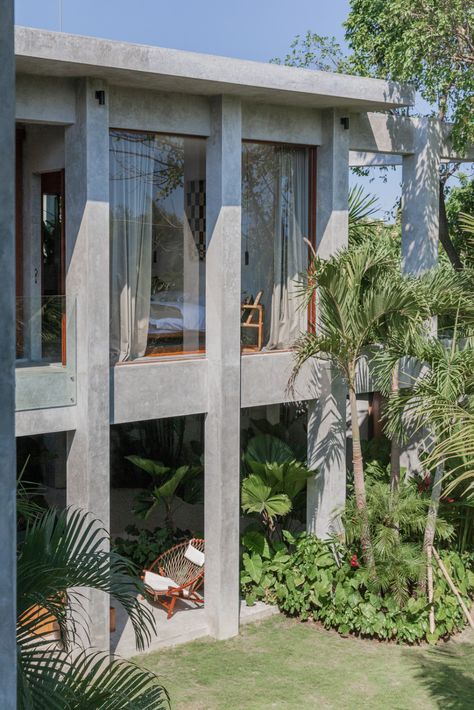 Modern Bali House Design, Bali House Architecture, Bali Architecture Design, Beach Home Architecture, Bali Small Villa, Villa Scampi, Bali Architecture Modern, Jungle House Exterior, Tropical Modernism Architecture