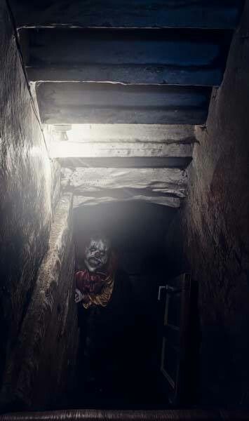 Oh shit Creepy Photos, Rpg Horror, Darkness Falls, Send In The Clowns, Creepy Horror, Creepy Pictures, Evil Clowns, Scary Clowns, Creepy Clown