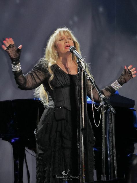 Stevie Nicks Live, Stevie Nicks Flowy Dress, Plus Size Stevie Nicks Fashion, Witchy Fits, Stevie Nicks Costume, Stevie Nick, Stevie Nicks Concert, Boho Chic Style Outfits, Singer Costumes