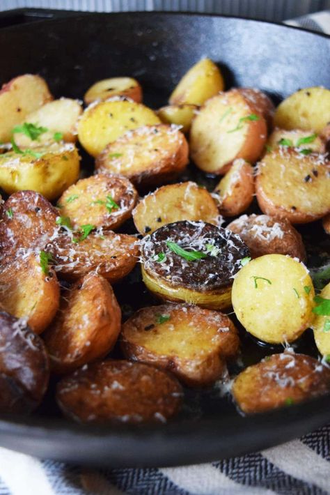 Cast Iron Skillet Garlic & Parmesan Potatoes Iron Meals, Rice Sides, Baby Potato Recipes, Parmesan Crusted Potatoes, Southern Foods, Red Potato Recipes, Garlic Parmesan Potatoes, Cast Iron Oven, Sauteed Potatoes