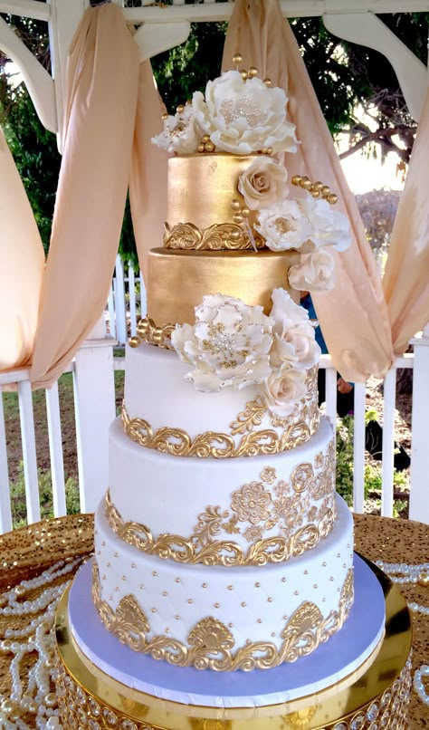 Pink White And Gold Wedding Cake, Gold Quince Cake, Gold And White Quinceanera Theme, Gold Quinceanera Cake, Quinceañera Cake Ideas, Quinceanera Cake Ideas, Quince Cake Ideas, Cake Quince, Xv Cakes