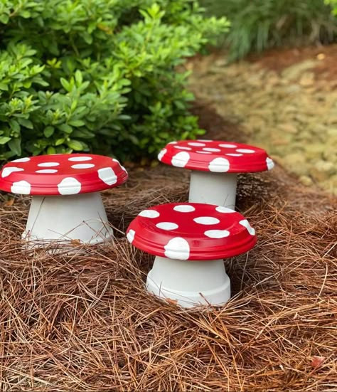 Terracotta Pot Mushrooms, Mushroom Lawn Ornaments Diy, Diy Mushroom Decorations, Dollar Tree Mushrooms, Craft Mushrooms Ideas, Diy Mushroom Decor Crafts, Dollar Tree Mushroom Crafts, Mushroom Craft Ideas, Terra Cotta Pot Ideas