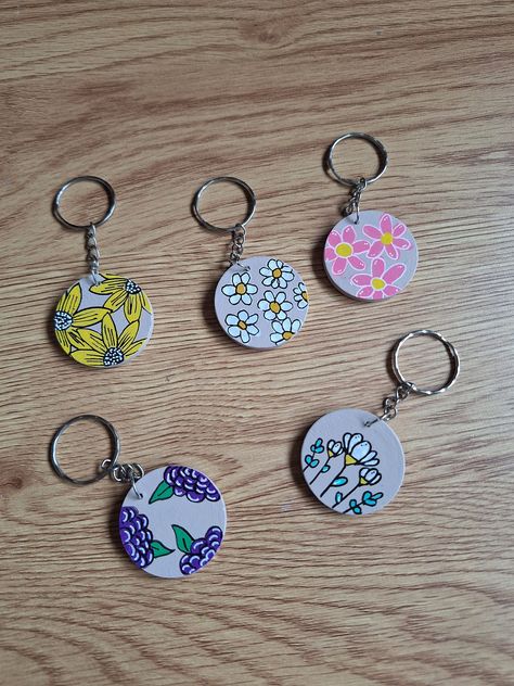 Hand Painted Keychain, Wooden Keyrings, Drawings Simple, Kids Activities, Art Drawings Simple, Last Minute Gifts, Floral Designs, Handmade Wooden, Floral Painting