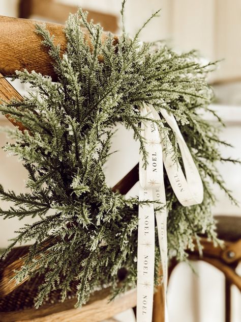 Add festive holiday cheer to your kitchen counter stools with these DIY Christmas chair decorations using small wreaths and Christmas ribbon. It's a simple and elegant way to bring the Christmas spirit into your home, without the fuss of floral wire or command hooks. Wreath On Back Of Chair, Christmas Chair Decorations, Chair Christmas Decor, Chair Wreaths, Christmas Deocr, Wreath Kitchen, Christmas Chair, Kitchen Counter Stools, Small Wreaths