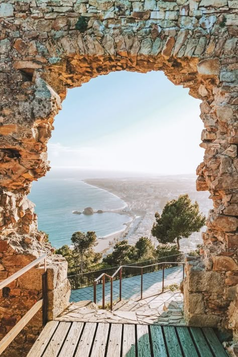 Blanes es conocido como el portal de la Costa Brava, ya que es el pueblo que da comienzo a esta fabulosa zona. Descubre los pueblos de la Costa Brava que no te puedes perder. Costa Brava Spain Aesthetic, Costa Brava Road Trip, Blanes Spain Costa Brava, Marbella Spain Aesthetic, Costa Brava Aesthetic, Blanes Spain, Spain Honeymoon, Costa Brava Spain, Spain Aesthetic