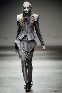 Gareth Pugh Structured Fashion, Crazy Fashion, Space Fashion, Gareth Pugh, Weird Fashion, Futuristic Fashion, Innovative Fashion, Fashion Costume, Dark Fashion