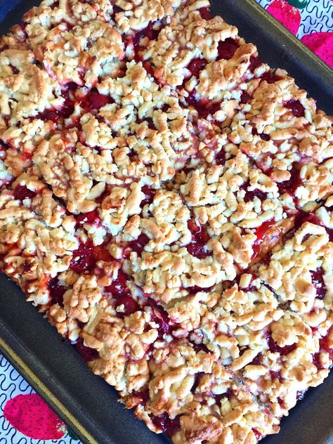 Cherry Crumb Cake Cherry Crumb Cake, Crumble Cake Recipe, Cherry Cake Recipe, Best Easy Dessert Recipes, Cherry Crumble, Cherry Filling, Crumble Cake, Cherry Desserts, Crumble Recipe