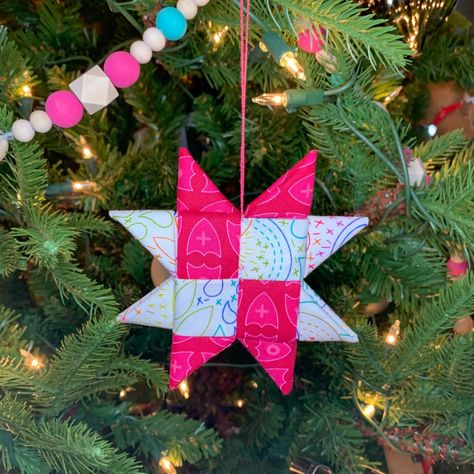 How to Make a No-Sew Fabric Star or Scandanavian Star Ornament Diy Christmas Hats, Pinterest Christmas Crafts, Christmas Crafts Sewing, Xmas Centerpieces, Fabric Star, Christmas Fabric Crafts, Jelly Roll Quilt Patterns, Folded Fabric Ornaments, Printable Sewing Patterns