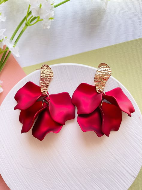 Hot red flowers earrings dangly bridal party earrings | frosted petals hoop statement earrings | golden crumpled geometric floral earrings by TuttyKnitty on Etsy Unique Bridal Earrings, Bridal Party Earrings, Iridescent Earrings, Diy Jewelry Set, Red Flower Earrings, Flowers Earrings, Earrings Golden, Red Petals, Food Earrings