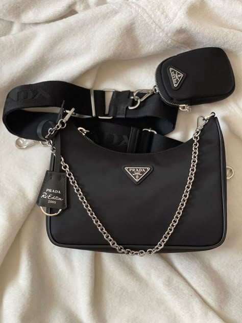 Prada Bag Re Edition, Classy Purses, Stile Hijab, Expensive Bag, Trendy Purses, My Style Bags, Luxury Bags Collection, Girly Bags, Black Handbag