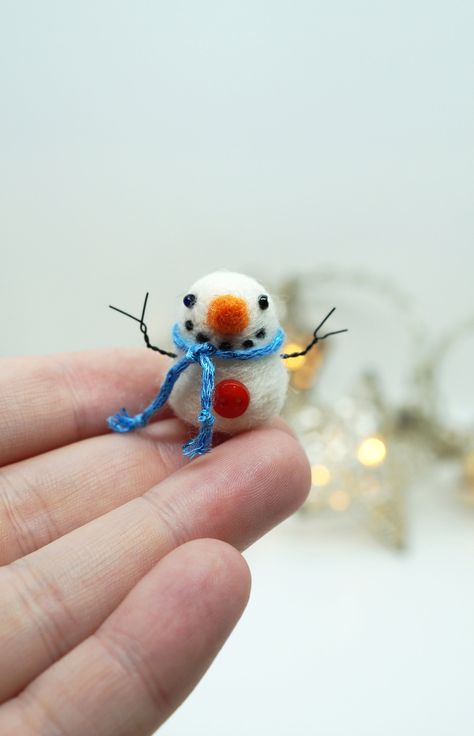 Tiny needle felted snowman He is just over 2,4 cm tall (almost 1 inch). Made from natural and environmentally friendly material - wool.  Needle felting is a long process of stabbing wool fibers with a special barbed needle. The wool interlocks together and becomes a solid sculpture. Made with love and with a great attention to the details. Made to order. I will need 10-15 days to have it ready Needle Felted Snowman, Felted Snowman, Felt Snowman, Needle Felting Diy, Needle Felted Christmas, Wool Needle Felting, Needle Felting Tutorials, Needle Felting Projects, Wool Projects