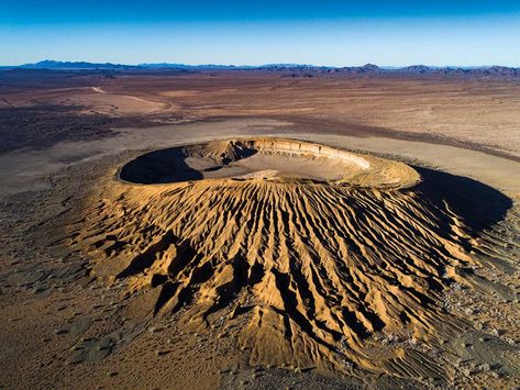 El Pinacate y Gran Desierto de Altar son reservas de la biósfera en el noroeste de Sonora contiguas. Patrimonio natural de la humanidad. Arid Landscape, Places Bucket List, Historia Universal, Natural Wonders, Monument Valley, Travel Guide, Bucket List, Country Roads, Wonder