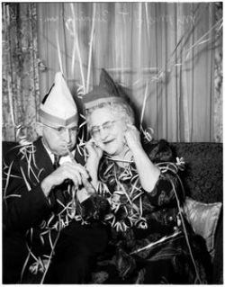 Funny Family Photos, Auld Lang Syne, Growing Old Together, Family Humor, Photo Vintage, Vintage Party, Young At Heart, Youre Invited, Growing Old