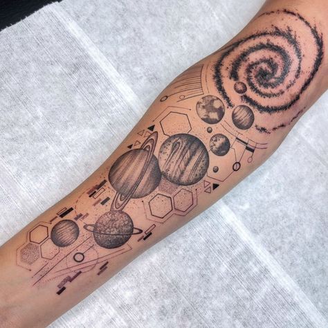 Solar System Tattoo Design, Space Arm Tattoo, Tattoo Design Geometric, Arrows Tattoo, Galaxy Tattoo Sleeve, Space Tattoo Sleeve, Cosmic Tattoo, Solar System Tattoo, Abstract Tattoos