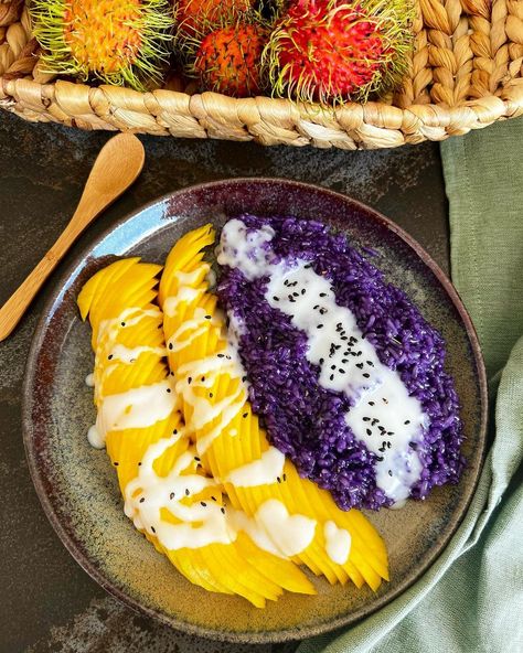 Dish up with Rose on Instagram: “MANGO UBE STICKY RICE I have always loved this dessert It somehow reminds me of summer, cold drinks, family, and friends laughing 😊 .…” Ube Mango Sticky Rice, Ube Sticky Rice Recipe, Flag Food, Mango Sticky Rice, Philippines Food, Sticky Rice, Asian Desserts, Rice Recipes, Aesthetic Food