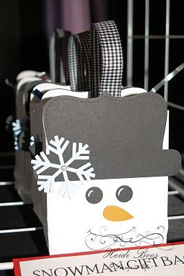 White craft bags with cut outs to make it look like a snowman.. Cute Craft Booths, Table Favours, Girly Crafts, Craft Bazaar, Card Night, Christmas Craft Fair, Recycle Bin, Bazaar Crafts, Snowman Gifts