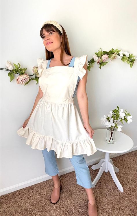 Apron for cooking, baking, gardening, painting, crafts, arts and more... Gardening Crafts, Vintage Style Aprons, Alice Costume, Ruffle Apron, Floral Apron, Retro Apron, Baking Apron, Cute Aprons, Sewing Aprons