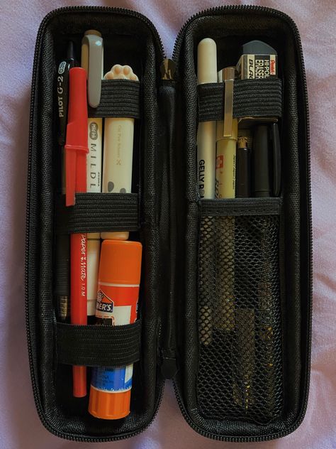 Pilot G2 Pens Aesthetic, Nice Pens, Grunge Pencil Case, Small Pencil Case, Things To Have In Your School Bag, Pen Aesthetic, Pencil Case Aesthetic, Aesthetic Pencil Case, Pilot Pen