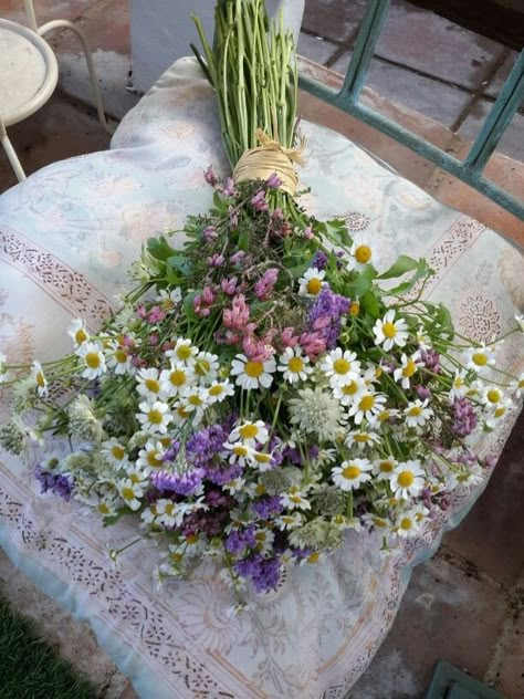 Woodsy Flower Arrangements, Pergola Decor Ideas, Bedroom Ideas Autumn, Aesthetic Fall Bedroom, Fall Room Aesthetic, Wild Flowers Bouquet, Fall Room Ideas, Fall Bedroom Aesthetic, Wildflowers Bouquet