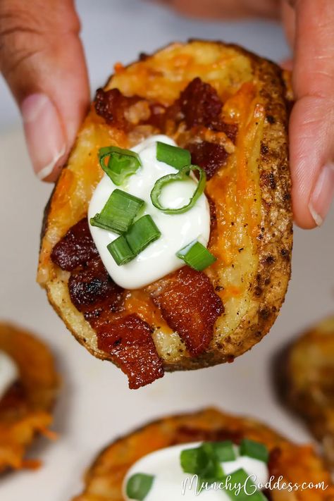 Easy Air Fryer Loaded Baked Potato Slices + Video | Munchy Goddess Airfryer Potatoes, Baked Potato Slices, Air Fryer Baked Potato, Potato Slices, Loaded Baked Potato, Air Fryer Oven Recipes, Airfryer Recipes, Air Fry Recipes, Recipes Snacks