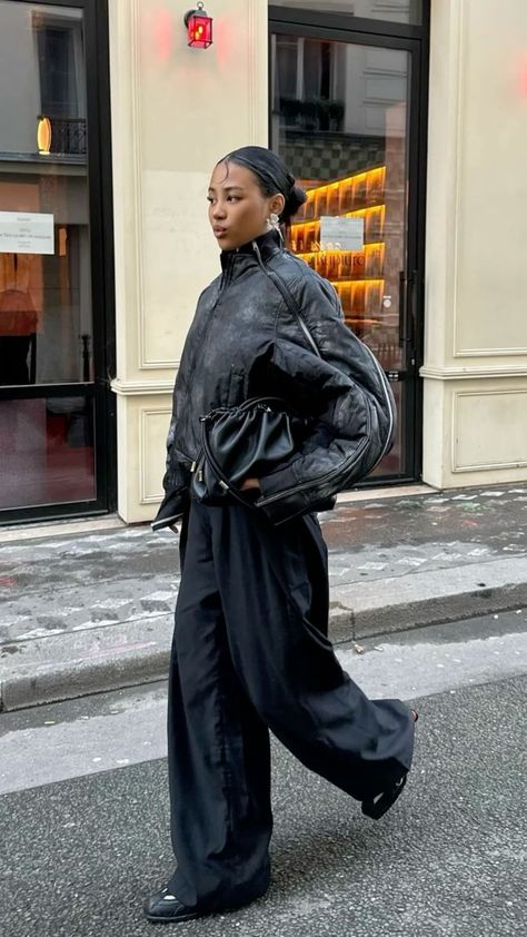 All Black Nyc Outfit, Minimalist Winter Outfits Women, Baggy All Black Outfits, Oversized Outfit Black Women, All Black Fits Street Styles, Copenhagen Street Style Winter 2024, Activity Date Outfit, Chicago Trip Outfit, Classy Streetwear Women