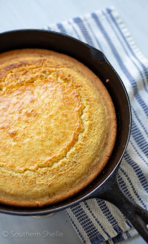 Iron Skillet Bread Recipes, Cast Iron Skillet Bread Recipes, Skillet Bread Recipes, Cast Iron Skillet Bread, Iron Skillet Bread, Spoon Bread Recipe, Cornbread Homemade, Manly Food, Cornbread Southern