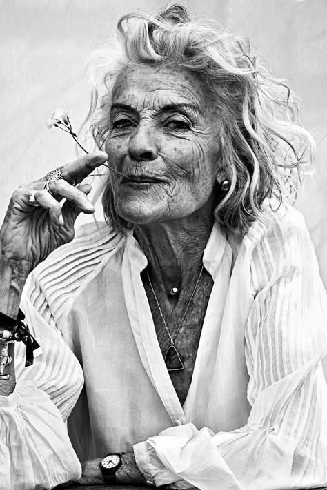 Ageless Beauty, Old Woman, Beauty Pictures, Black And White Portraits, Old People, Look Younger, Kate Moss, Ibiza, Beautiful People