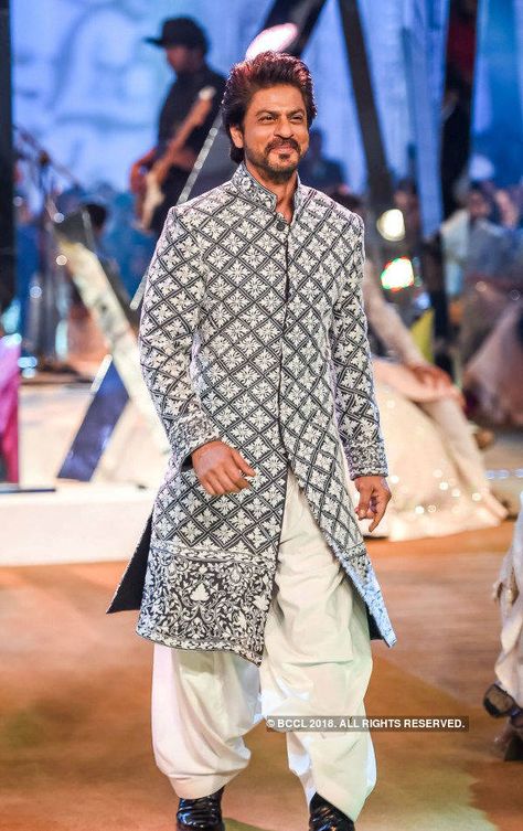 Shahrukh Khan flaunts a designerwear by Manish Malhotra during the Mijwan Summer 2017 fashion show in Mumbai on March 5, 2017 - Photogallery Wedding Suit Groom, Sherwani Wedding, Indian Groom Dress, Mens Indian Wear, Sherwani For Men Wedding, Wedding Kurta For Men, Embroidered Sherwani, Suit Groom, Groom Dress Men