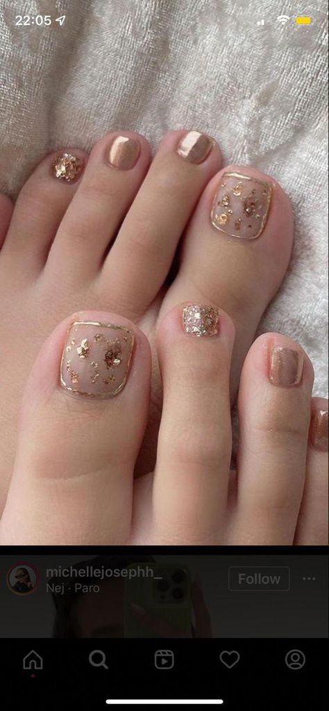 Nail Feet Design Simple, Nail Design For Feet Toenails, Plus Size Jewelry Accessories, Pedicure Ideas Elegant, Nail Art For Toes Toenails, Nail Feet Design, Gelish Pie, Pedicure Nails Ideas, Gold Wedding Nails For Bride