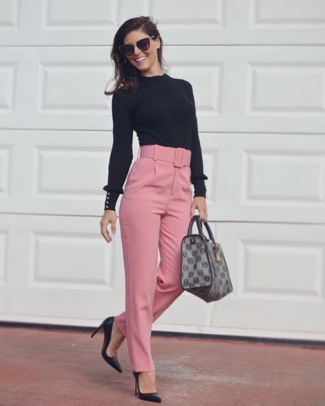 Éstos son los pantalones de Zara que están arrasando en Instagram- ElleSpain Outstanding Outfits, Business Attire Women, Office Outfits Women, Classy Work Outfits, Stylish Work Outfits, Pink Pants, Work Outfits Women, Professional Outfits, Business Casual Outfits