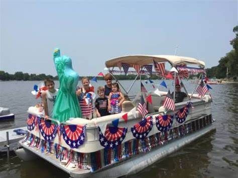 30 pontoon decoration party ideas for a boat parade – Artofit Fourth Of July Boat Parade Ideas, Boat Decorating Ideas Party, Pontoon Boat Decor, Pontoon Boat Party, Pontoon Party, Poker Run, Boat Parade, 4th Of July Parade, Fourth Of July Decorations