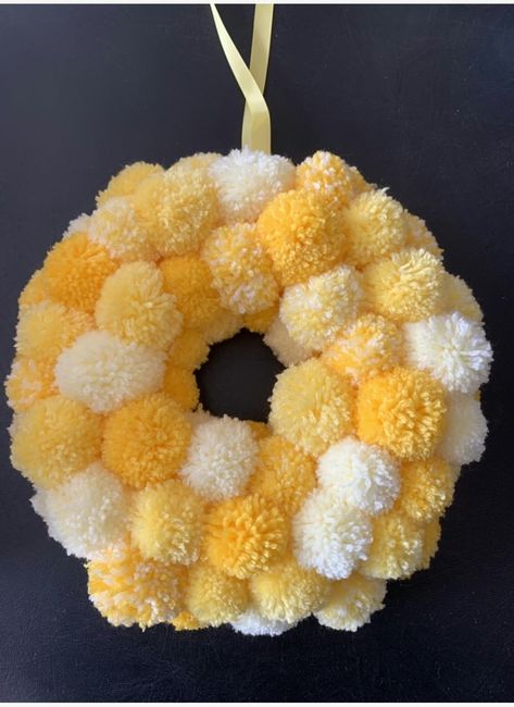 Summer Pom Pom Wreath, Pompon Wreath, Easter Pom Poms, Diy Yarn Pom Pom, Pom Wreath, Pom Pom Decorations, Pom Pom Flowers, Easter Wreath Diy, Easter Spring Wreath