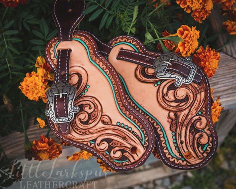 I love buckaroo straps because the buckle and the pretty tooling faces out, so you don’t have to choose! #Leatherwork #TooledLeather #HandcraftedLeather #LeatherArt #WesternLeather #CowgirlStyle #WesternChic #EquestrianStyle #WesternFashion #RanchLife #SpurStraps #CustomSpurStraps #WesternGear #CowgirlAccessories #RodeoStyle #LeatherGoods #HandmadeLeather #WesternLifestyle #EquestrianAccessories #BuckarooStyle Leather Purse Straps Diy, Boot Charms, Cowgirl Accessories, Boot Design, Spur Straps, Rodeo Fashion, Western Chic, Ranch Life, Leather Art