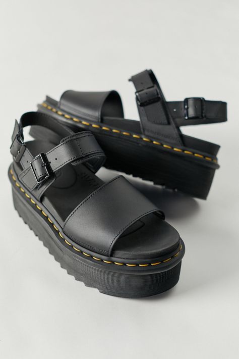 Dr. Martens Voss Quad Platform Sandal | Urban Outfitters México Voss Sandals, Dr Martens Voss, Minimalist Icons, Weekend Warrior, Birkenstock Milano, Dr. Martens, Platform Sandals, Birkenstock, Quad