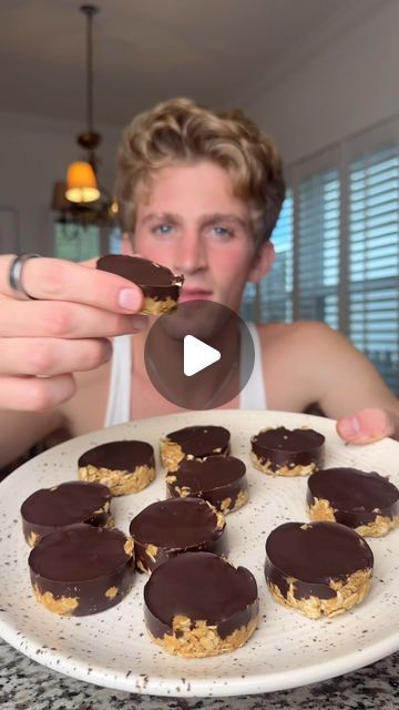 Trace’s Oats on Instagram: "I devoured these in 3 days lol  𝘿𝙚𝙩𝙖𝙞𝙡𝙨:  Oatmeal Base:  - 2 cups rolled oats - 1/2 cup almond or peanut butter - 1/4 cup honey or maple syrup - 1 tsp vanilla extract - Pinch of salt  Chocolate Topping:  - 1/2 cup dark chocolate chips (can use more or less) - 1/2 tsp coconut oil  𝘿𝙞𝙧𝙚𝙘𝙩𝙞𝙤𝙣𝙨:  1. Combine oats, nut butter, maple syrup, vanilla, and salt in a bowl. Press into molds. 2. Microwave chocolate chips and coconut oil in 20-30 second intervals until smooth. 3. Pour melted chocolate over the oat base in the molds. Tap to remove air bubbles. 4. Refrigerate until set. 5. Pop out of molds and enjoy. Store in the fridge for up to a week. -  -  -   #oats #oatmeal #easyhealthysnack #healthysnack #easysnack" Chocolate Chip Oatmeal Cookies, Healthy Snack Bars, Chocolate Oats, Ww Desserts, Diet Desserts, Chocolate Topping, Melted Chocolate, Healthy Snacks Easy, Keto Cookies