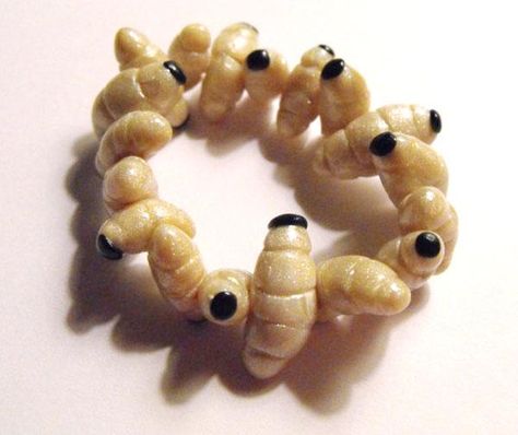 Maggot bracelet ... Costume Carnaval, Tanah Liat, Ponytail Holder, Funky Jewelry, Creepy Cute, Diy Clay, Clay Projects, Pretty Jewellery, Clay Art