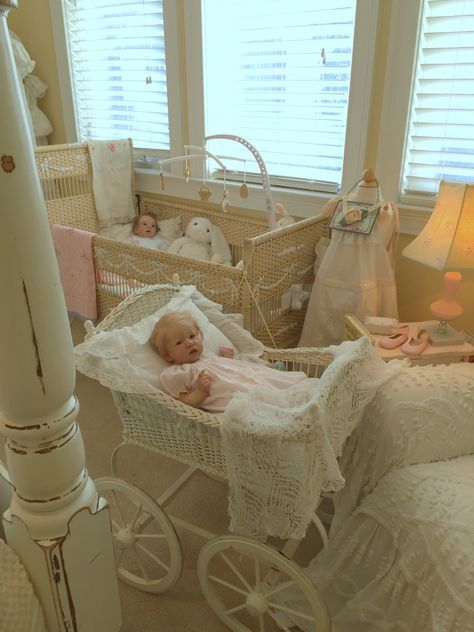 Reborn Nursery Ideas, Reborn Doll Nursery Room Ideas, Dollhouse Nursery Room, Nursery Dollhouse, Big Baby Dolls, Best Baby Cribs, Crib Design, Vintage Baby Doll Beds, Diy Playroom