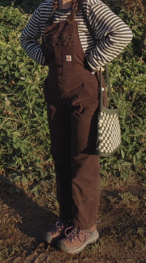 Cargarte Overalls, Brown Overalls Outfits Aesthetic, Corduroy Overalls Outfit Fall, Curdoroy Overalls Outfit, Cargarte Overalls Outfit, Farm Workwear Women, Farming Aesthetic Outfit, Brown Overalls Aesthetic, Overalls Outfit Aesthetic Grunge