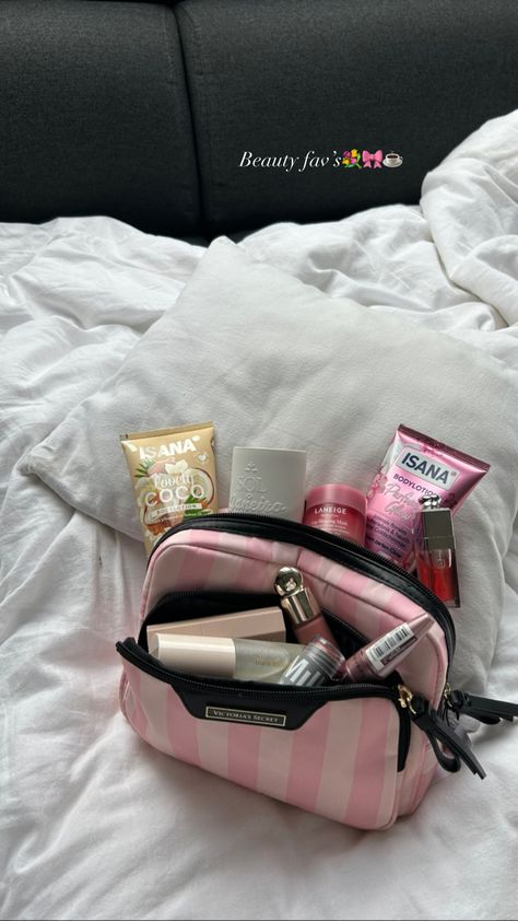 Victoria Secret Makeup Bag Aesthetic, Victoria Secret Makeup Bag, Rangement Makeup, Makeup Vs No Makeup, Victoria Secret Makeup, Makeup Obsession, Body Makeup, Bags Aesthetic, Makeup Items