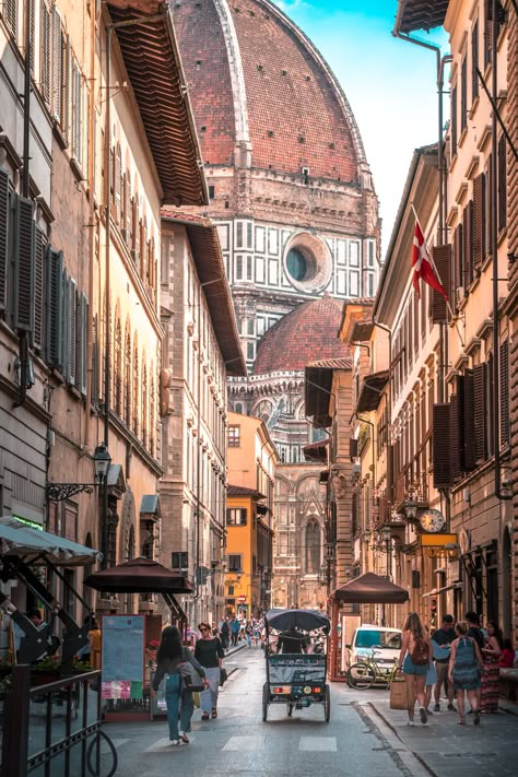 Florence Italy has it all. Cobblestone streets, shutter adorn worn buildings, insanely beautiful doors, frescoes galore, the Duomo, beautiful gardens, old city walls, Chianti wine, leather markets, famous public art, iconic bridge, and, of course, David. The best things to do, see and eat while visiting Florence Italy. Florence Italy Travel, Florence Travel, Italy Itinerary, Living Modern, Italy Travel Tips, Italy Aesthetic, Voyage Europe, Most Beautiful Cities, Beautiful Places In The World