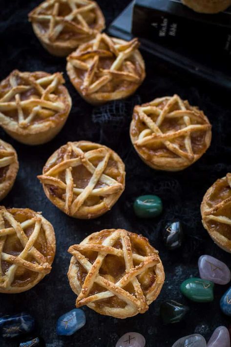 Pentagram topped vegan apple pies for Halloween - these mini vegan apple pies are topped with a pastry pentagram; perfect for Halloween and fans of Supernatural! Step by step instructions included. #vegan #Halloween #applepie Witchy Pastries, Halloween Dessert Aesthetic, Halloween Pastry Desserts, Halloween Pastries Ideas, Goth Picnic Food, Halloween Mini Pies, Spooky Pastries, Witchy Desserts, Goth Breakfast