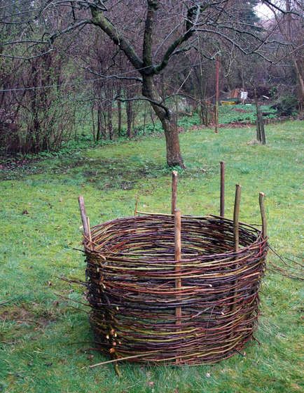 I like this concept of using willow or forsythia shoots to weave a planting bed. I could see doing "spots" about 12" high for a very decorative garden area! Planter Cover, Garden Types, Bed Diy, Have Inspiration, Garden Artwork, Garden Features, Flower Bed, Diy Bed, Garden Structures