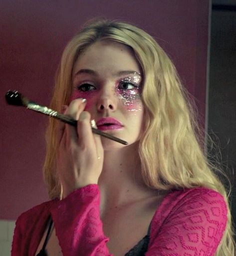 Neon Demon, The Neon Demon, Elle Fanning, Jolie Photo, Makeup Inspo, Maquillaje De Ojos, Makeup Inspiration, Outfit Inspirationen, Cortes De Pelo