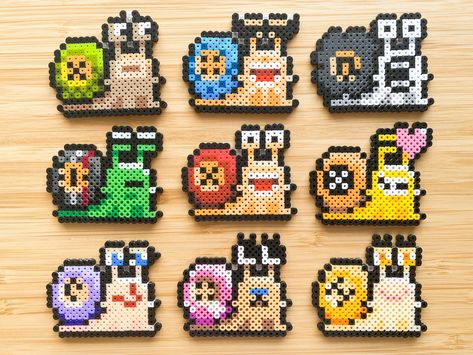 One Piece Den Den Mushi-Cute Perler Beads Art, 8 Bit Pixel Figure, Can be Fridge Magnet, Phone Charm, Keychain or Badge. --Size-- Each product(Plain) measures roughly 1 3/4  inches tall by 2 inches wide. Each product(Plain) measures roughly 4.5cm tall by 5cm wide. --Multiple finishes--  Plain: just keep it simple Magnet: a black magnet  (25mm) Keychain: a simple iron ring (30mm) Phone charm: a black mobile phone strap (60mm) Pin: a small white safety Pin-Brooch (20mm) *Sorry, the frame is for di Perler Beads Art, Clay Idea, Geek Christmas, Hama Art, Pearl Beads Pattern, Beads Art, Hamma Beads, Perler Art, Arte 8 Bits