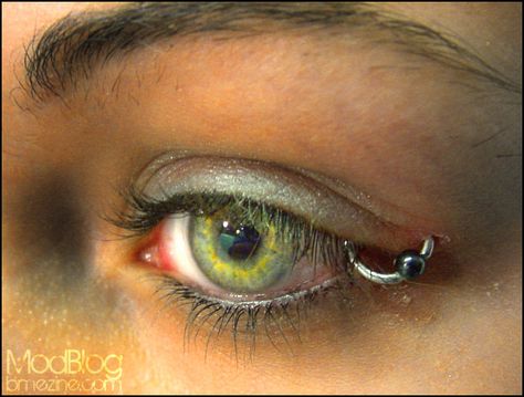 Beautiful eye color but No Way In HELL will I get my eyelid pierced!! Eyelid Piercing, Unusual Piercings, Crazy Piercings, Unique Piercings, Facial Piercing, One Tattoo, Beautiful Eyes Color, Facial Piercings, Piercings Unique