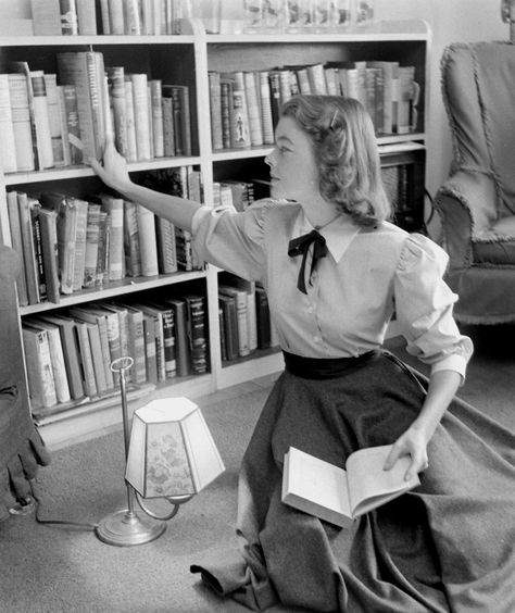 Nina Leen, Books And Art, Budget Outfits, Old Photography, Foto Poses, Woman Reading, Vintage Life, 1940s Fashion, Mode Inspo