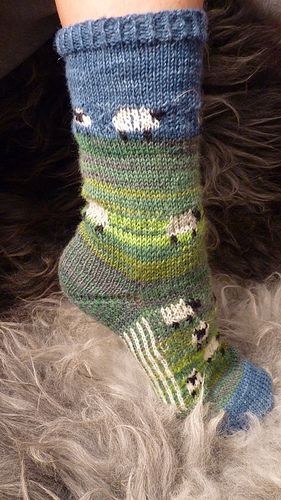 Sheep Socks, Knitted Socks, 자수 디자인, Sock Patterns, Knit Hat, Knitting Inspiration, Yarn Crafts, Knit Patterns, Knitting Projects