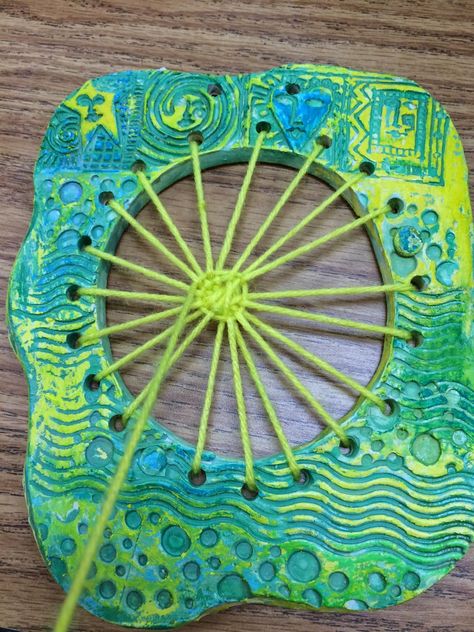 It is Art Day!: Clay and Weaving! colored with oil pastels, construction paper crayons, and water color paint. Clay Weaving, Kids Weaving Projects, Clay Frame, Classe D'art, Hantverk Diy, Kids Clay, 4th Grade Art, Elementary Art Projects, Art Lessons Elementary