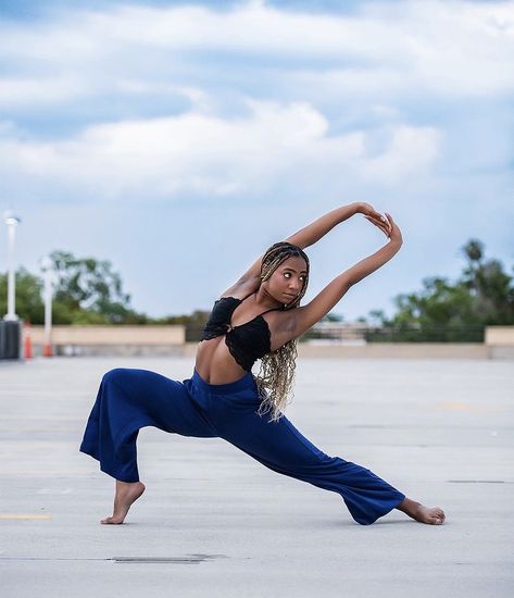 Dancer Street Photography, Cool Dance Picture Poses, Dance Photography Duo, Dance Poses For Pictures Outside, Cool Dance Photos, Monochromatic Dance Photoshoot, Dance Pictures Outside, Dance Photo Outfits, Creative Dance Photography Ideas